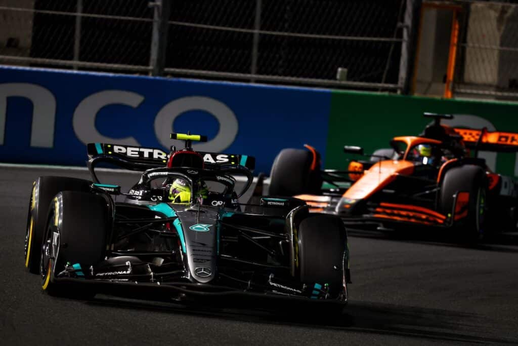 Lewis Hamilton sulla W15 che i difende da Lando Norris durante il Gran Premio a Jeddah 2024