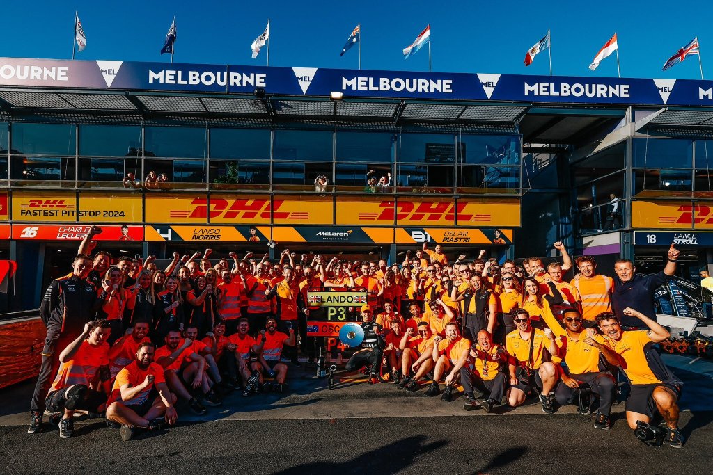 Il team McLaren che festeggia dopo il  podio di Lando Norris e la quarta posizione di Oscar Piastri