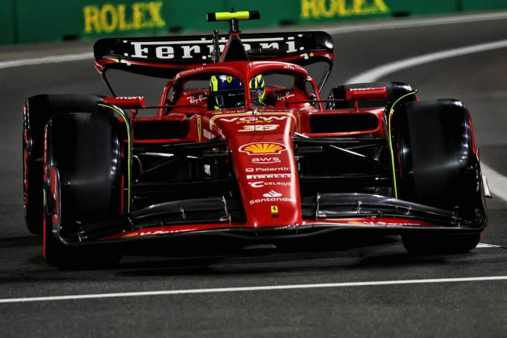 Il debutto di Oliver Bearman in Formula 1 è arrivato prima del previsto. Il giovane britannico, appena diciottenne, è stato costretto a salire sulla Ferrari SF-24 di un indisposto Carlos Sainz e nella sua prima sessione di qualifiche nella massima categoria si è classificato undicesimo. Tuttavia, lui ritiene di essere "più veloce" di quella posizione e spera di poter "rimontare" domani.