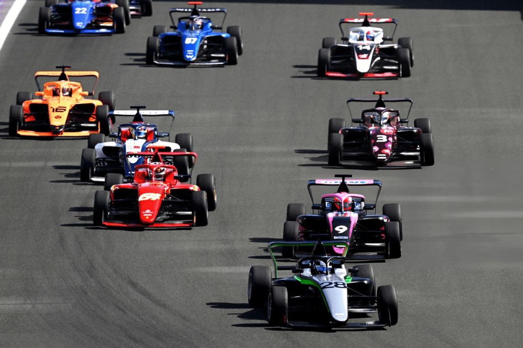Doriane Pin vince anche Gara-2 e conferma il suo ruolo da favorita in F1 Academy. Sul podio con lei ancora Pulling e Weug.