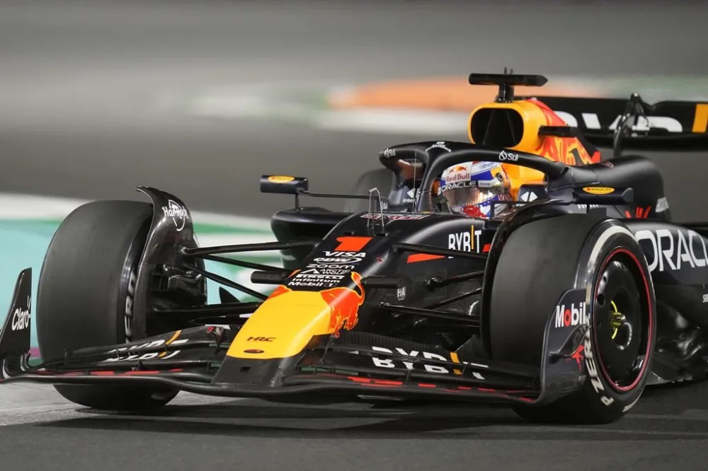 Max Verstappen ha raggiunto l'incredibile traguardo di 100 podi in Formula 1 con la sua 56ª vittoria. Il pilota olandese ha dominato la seconda gara della stagione a Jeddah, partendo nuovamente in pole position.