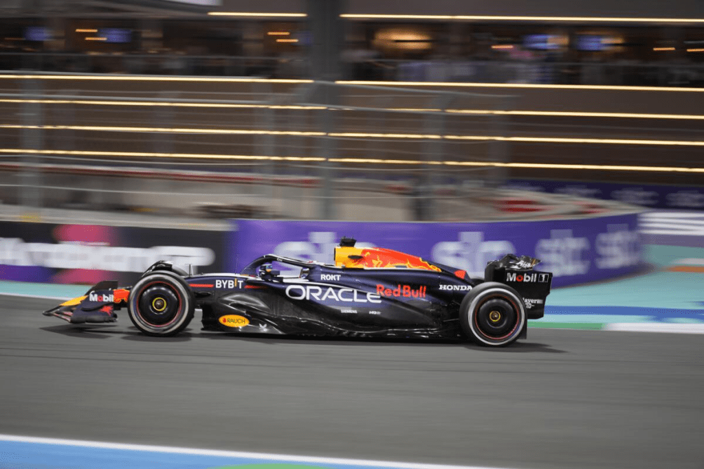 Max Verstappen si è aggiudicato un altro record in quel di Jeddah, strappandolo all’ex pilota Red Bull e quattro volte campione del mondo Sebastian Vettel.