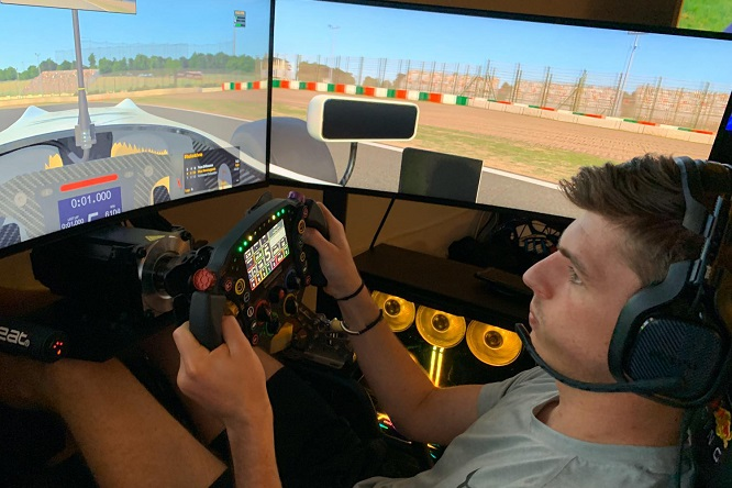 Il Sim-Racing sta abbassando le barriere d'ingresso nel motorsport. Max Verstappen auspica una scala di carriera per i talentuosi Sim-Racer che si stanno sviluppando in questi anni.