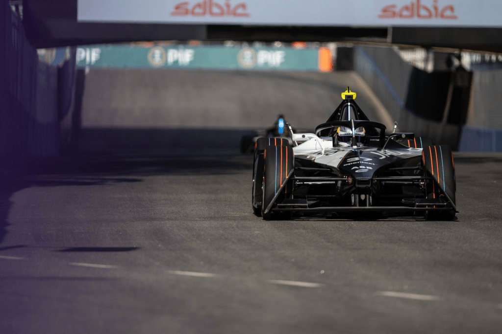 Sam Bird della McLaren ha dominato la seconda sessione di prove libere della Formula E in vista dell'E-Prix di Sao Paolo di questo fine settimana. La sessione è stata interrotta in anticipo da una bandiera rossa.