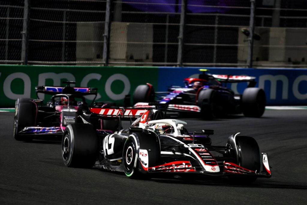 Il pilota della Haas, Kevin Magnussen, si mostra ottimista dopo il punto ottenuto dal suo compagno di squadra, Nico Hulkenberg, nel Gran Premio dell'Arabia Saudita dello scorso weekend. Il danese, tuttavia, non è sicuro che il team abbia risolto del tutto i problemi di usura delle gomme riscontrati nel 2023.