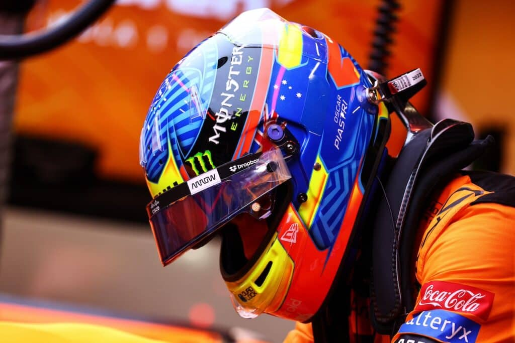 Alan Jones, campione del mondo del 1980, sostiene che Oscar Piastri possa salire sul podio a Melbourne, riconoscendo il suo talento e il suo potenziale di lottare nelle prime posizioni.