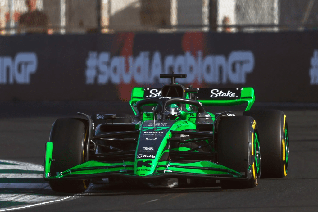 Valtteri Bottas trova motivazione nell'eccellente performance di Fernando Alonso negli ultimi anni. Nonostante il pilota spagnolo superi i 40 anni, Bottas ritiene che la sua velocità rimanga inalterata, spingendolo ad ambire a almeno altre cinque stagioni in F1.