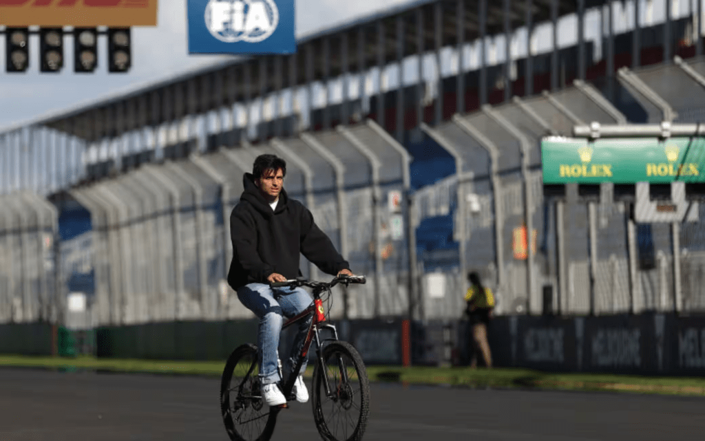 Carlos Sainz tornerà nell'abitacolo della sua SF-24 nel Gran Premio d'Australia di questo fine settimana, appena due settimane dopo aver subito un intervento chirurgico per appendicite.
