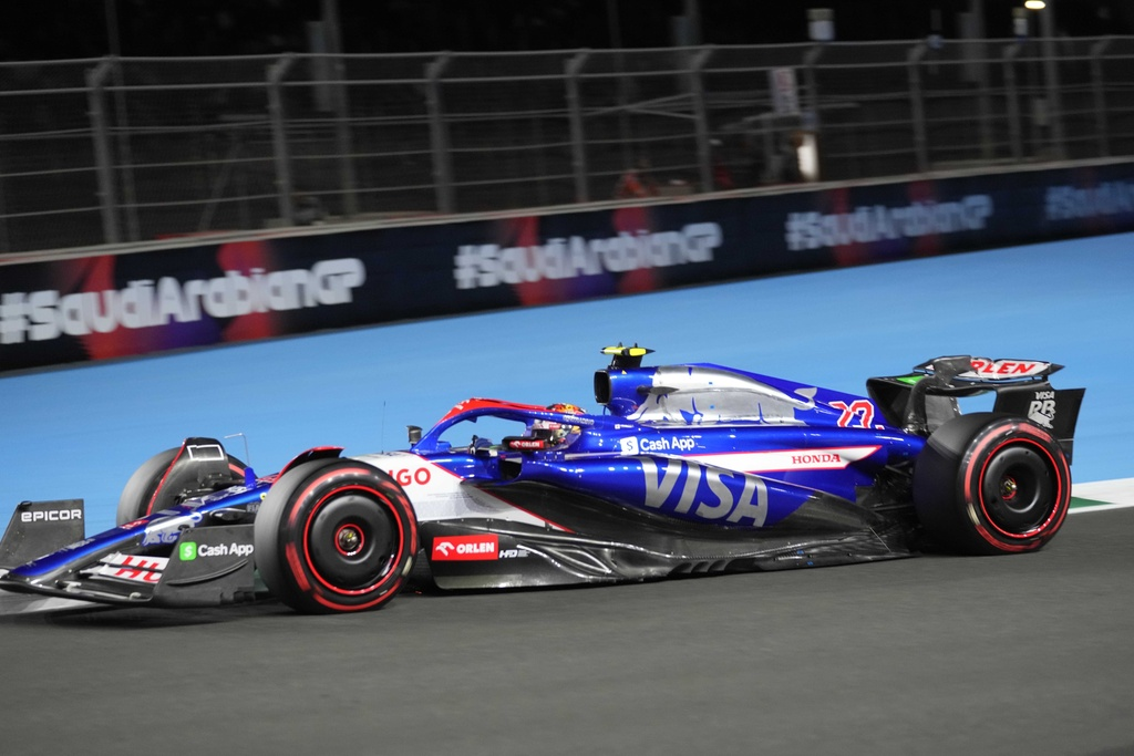 Yuki Tsunoda ha ammesso di essersi morso la lingua durante il recente Gran Premio dell'Arabia Saudita nel tentativo di frenare i suoi focosi messaggi radiofonici e diventare un "ragazzo stabile" per RB.