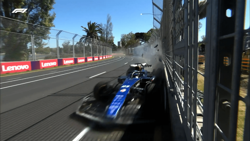 Alexander Albon ha messo la Williams in una posizione difficile con il suo incidente in curva 8. Il telaio è così danneggiato che non può essere riparato in pista. Ciò significa che da sabato solo un pilota Williams sarà coinvolto nell'azione, ma quale?