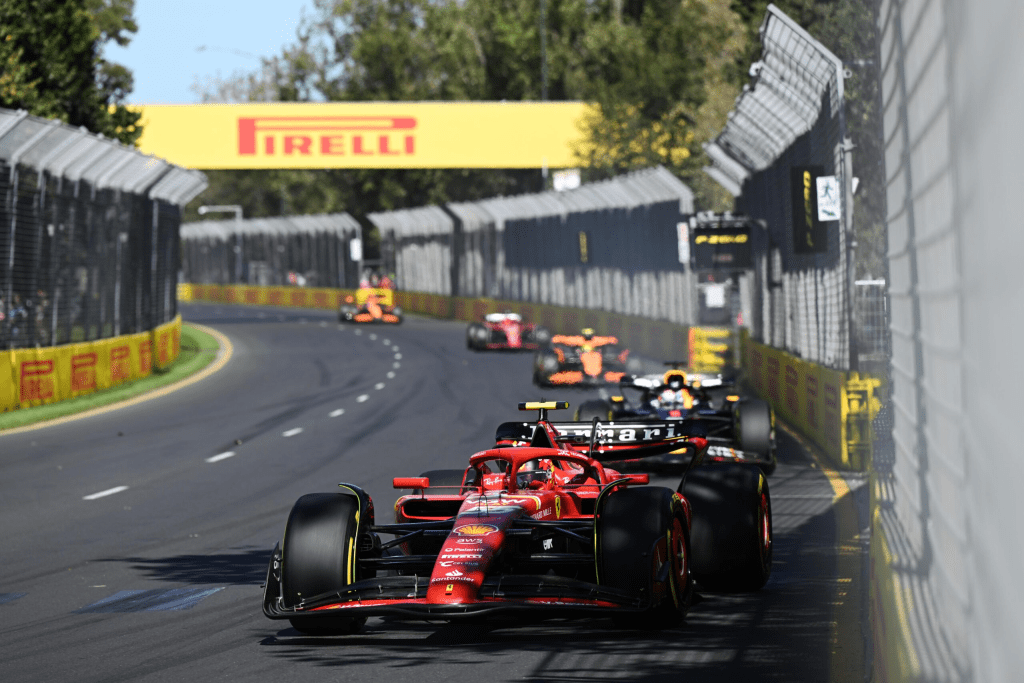 Sainz torna alla vittoria di un gran premio e parla della sua salute fisica e della gara. Lo spagnolo si dice orgoglioso di tutta la squadra!