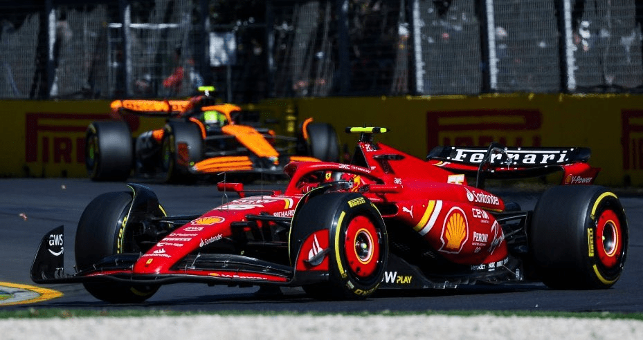 Carlos Sainz Jr. ha affrontato il Gran Premio d'Australia dopo un intervento chirurgico all'appendice durante il weekend precedente. Nonostante le preoccupazioni sulla sua guarigione, ha adottato una serie di metodi per accelerare il recupero, come l'uso di una camera iperbarica e terapie a radiofrequenza. Grazie a questo approccio dedicato, è riuscito a partecipare alla gara e a vincere.