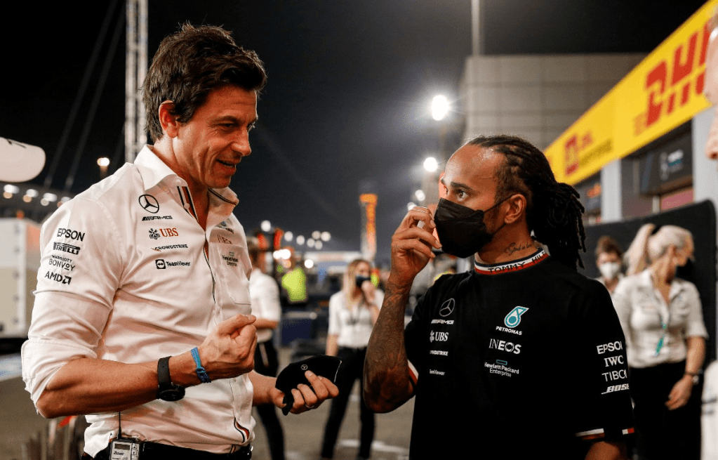 Il Team Principal Toto Wolff ha rivelato di aver detto a Lewis Hamilton che dovrà "immaginare la nostra ala posteriore" una volta che passerà in Ferrari nel 2025.