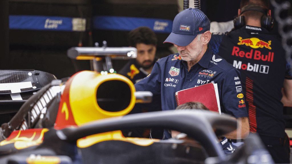 Aston Martin avrebbe proposto un contratto stellare ad Adrian Newey per convincerlo a lasciare Red Bull. Lo riporta la testata britannica Motorsport.com.