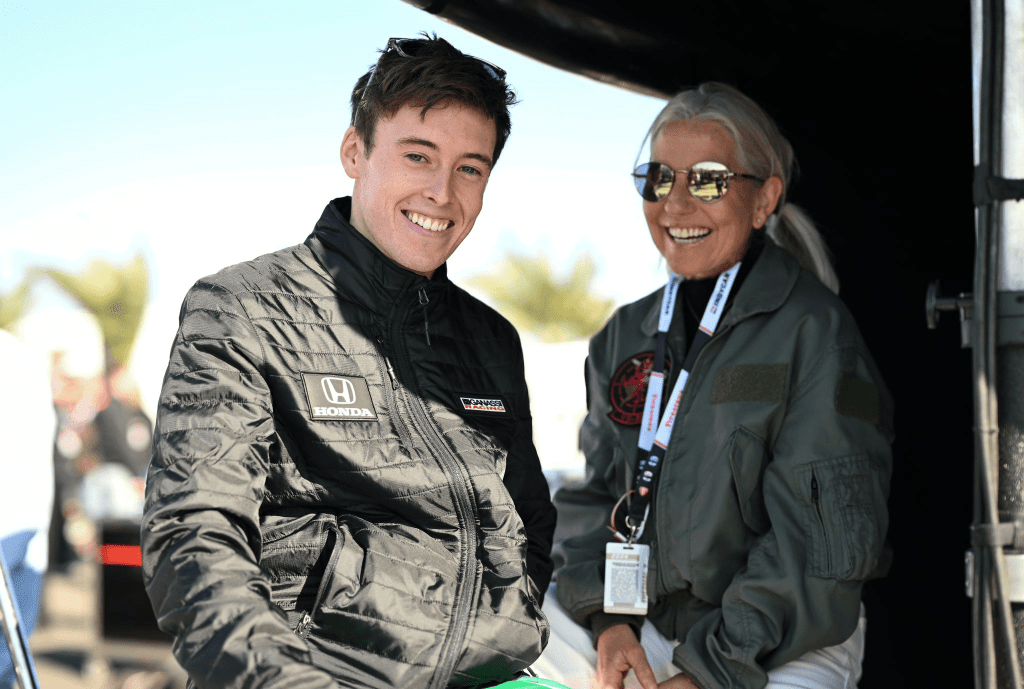 Angela Cullen, nota per anni come l'ombra di Lewis Hamilton nel paddock della Formula 1, ha ripreso a lavorare con un pilota dopo oltre un anno lontano dalle corse. Questa volta, si è unita al mondo dell'IndyCar, debuttando questo weekend al fianco di Marcus Armstrong.
