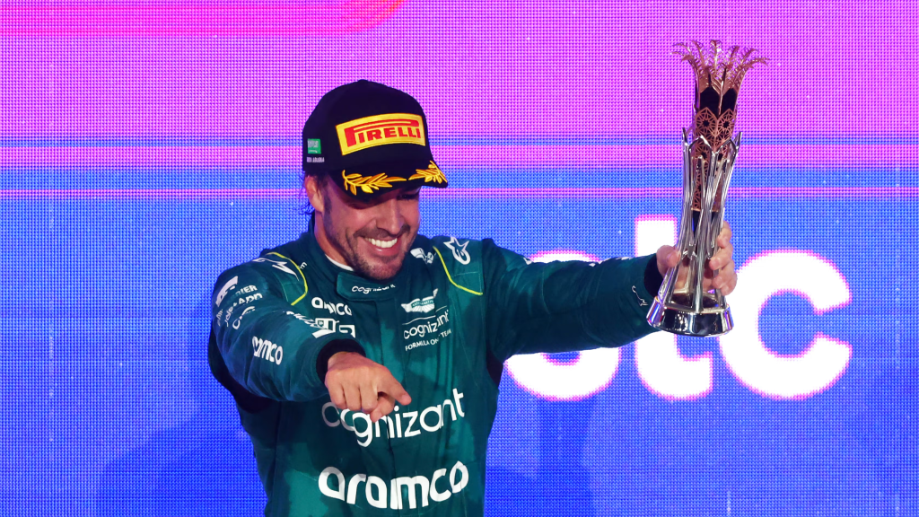 La Formula 1 è in fermento, sia in pista che fuori. Fernando Alonso ha valutato positivamente l'inizio di stagione per la Aston Martin, mostrandosi fiducioso in vista del Gran Premio di Jeddah di questo fine settimana. Tuttavia, l'attenzione è già rivolta al 2025, un anno che porterà grandi cambiamenti nei team. Con il suo contratto in scadenza, Alonso ha ammesso di essere "nella lista" della Red Bull, notizia che lo soddisfa.