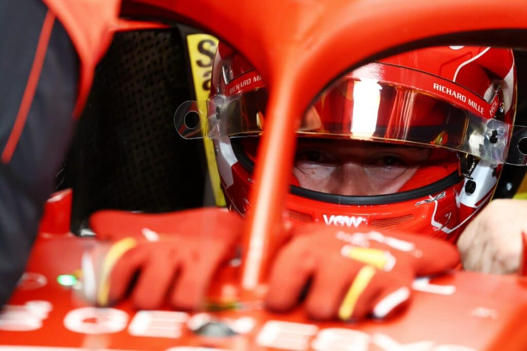Charles Leclerc, pilota della Scuderia Ferrari, si è espresso con ottimismo riguardo al proseguimento del Gran Premio d’Arabia Saudita. Le sue dichiarazioni evidenziano la necessità di una transizione verso una configurazione ottimale per la qualifica, mirando a superare le prestazioni della gara precedente in Bahrain.
