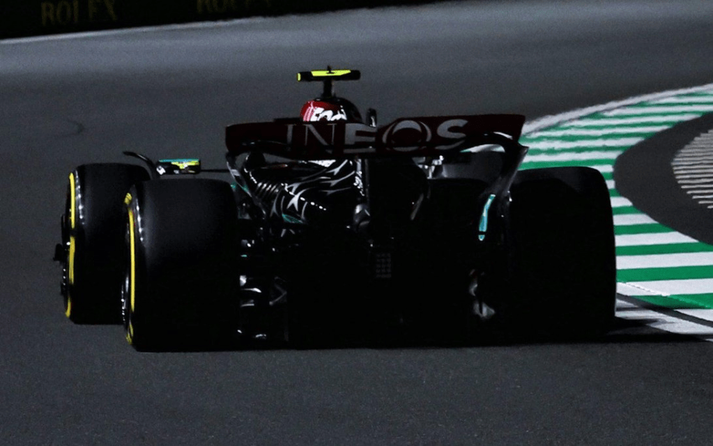Lewis Hamilton sta cercando di ottenere una maggiore stabilità nel retrotreno della sua Mercedes dopo aver faticato a controllare la sua W15 attraverso le curve veloci del Jeddah Corniche Circuit.