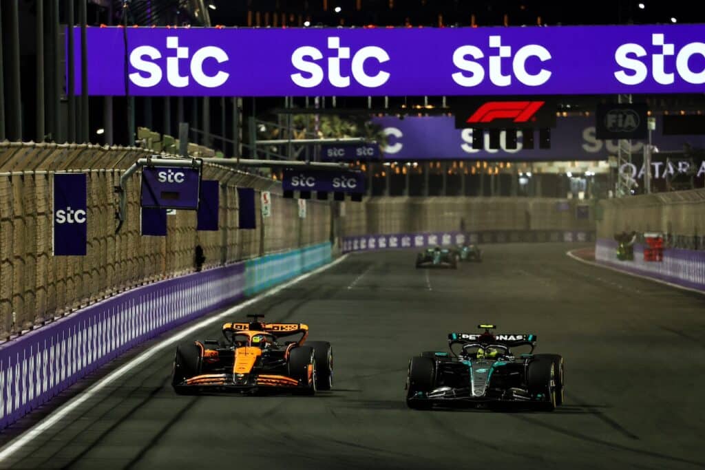 Mercedes, attraverso Andrew Shovlin, spiega la strategia del mancato pit stop di Hamilton durante la safety car a Jeddah.