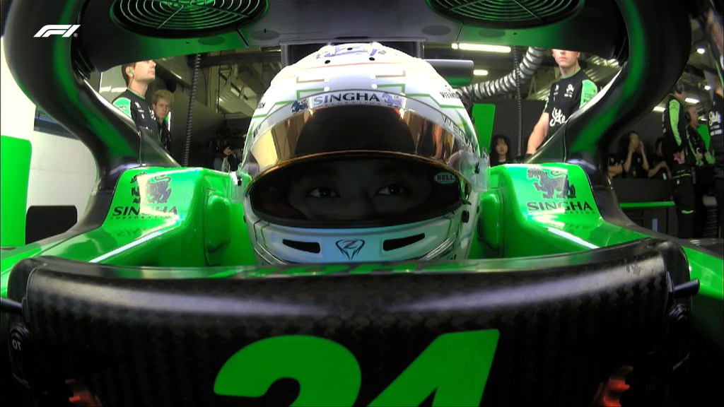 Zhou in attesa di scendere in pista per le prove libere FP1 del GP F1 di Cina