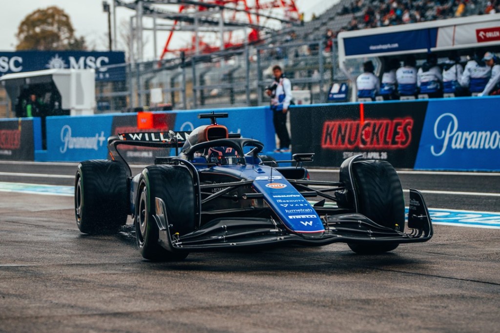 Alex Albon sulla sua FW46, pilota della Williams, durante le qualifiche del Gran Premio del Giappone 2024, in pit-lane.