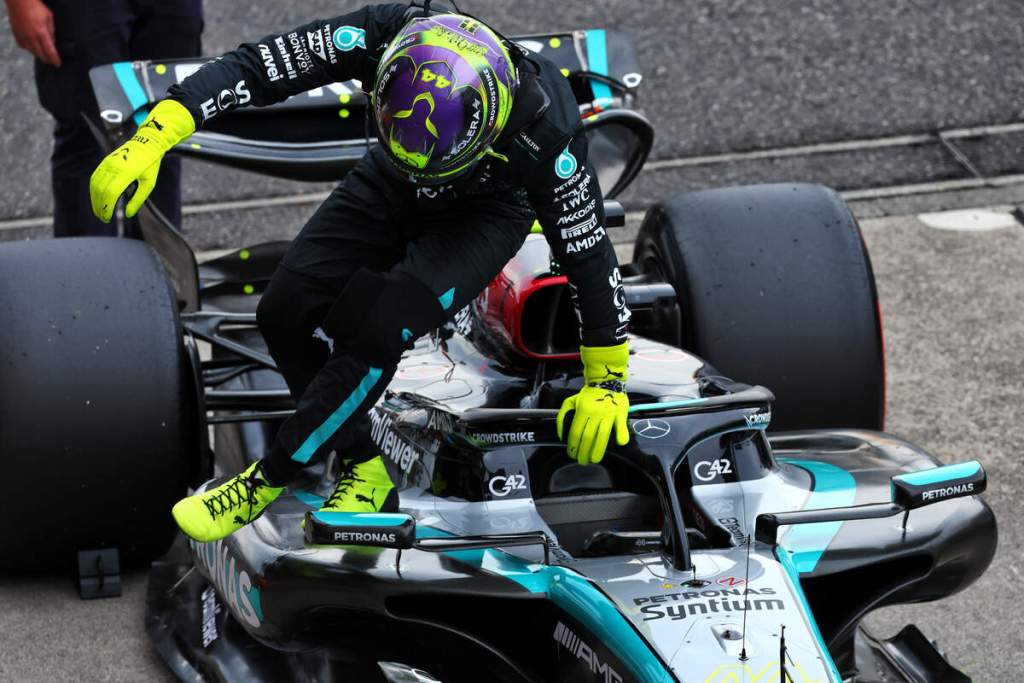 Lewis Hamilton, pilota della Mercedes, che scende dalla W15 dopo le qualifiche di Suzuka 2024