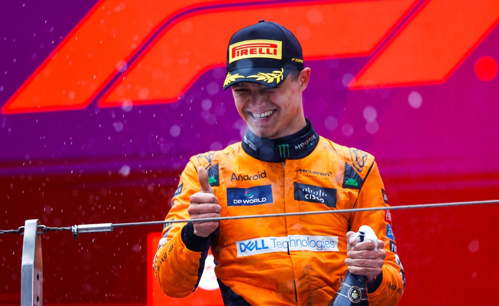 Lando Norris ai festeggiamenti del podio del GP di Cina
