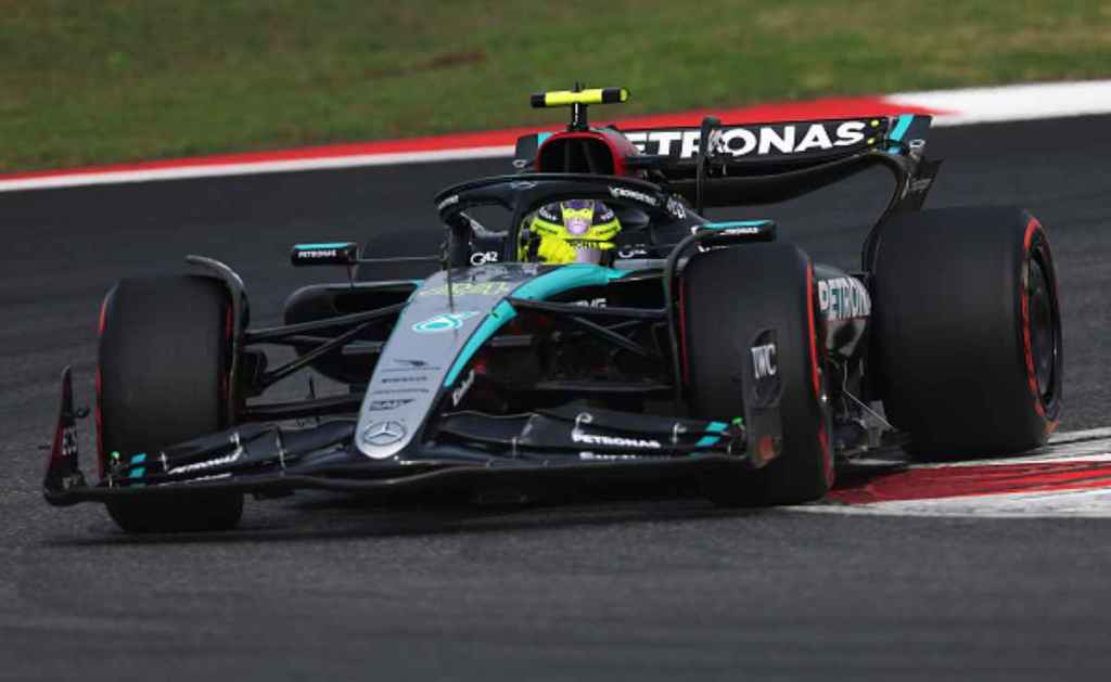 “Lewis Hamilton porterà nella casa Ferrari ciò che è scritto nel nostro DNA, ciò che il nostro fondatore ha affermato più volte, ovvero il desiderio di un progresso continuo che è fondamentale per un'azienda, un team, per continuare ad avere successo in futuro”. È quanto ha dichiarato Benedetto Vigna, CEO di Ferrari, durante una recente intervista rilasciata a CNBC.