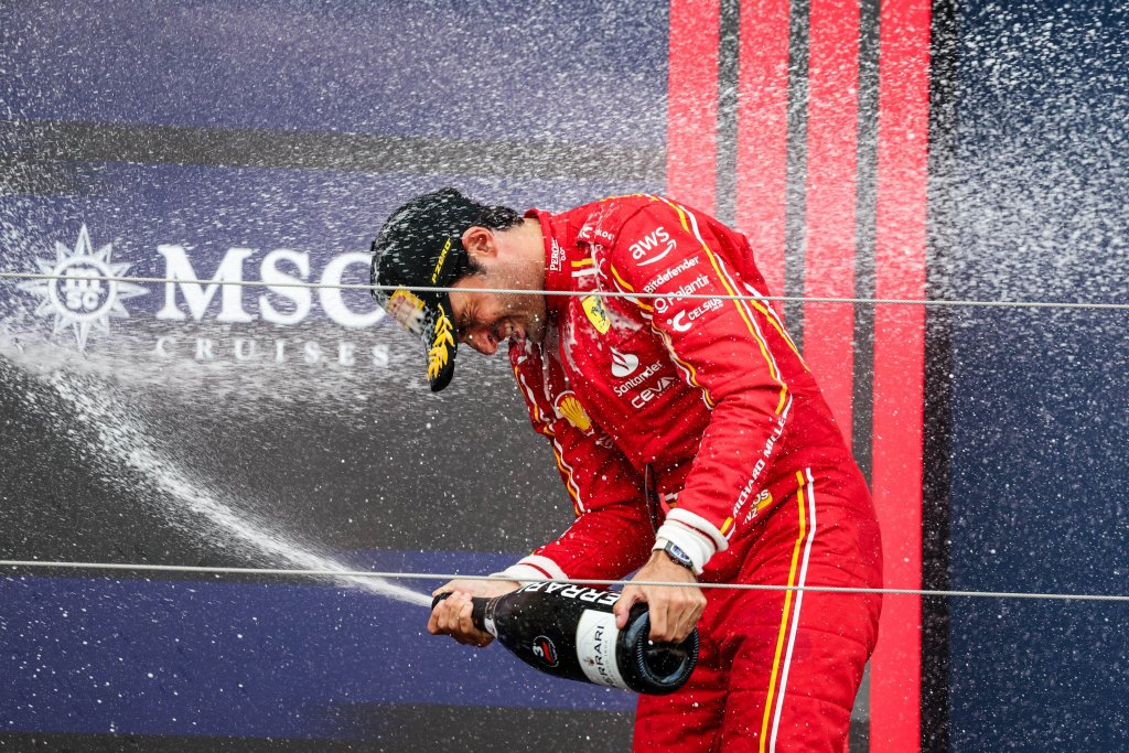 Carlos Sainz che festeggia il suo terzo posto sul podio a Suzuka 24