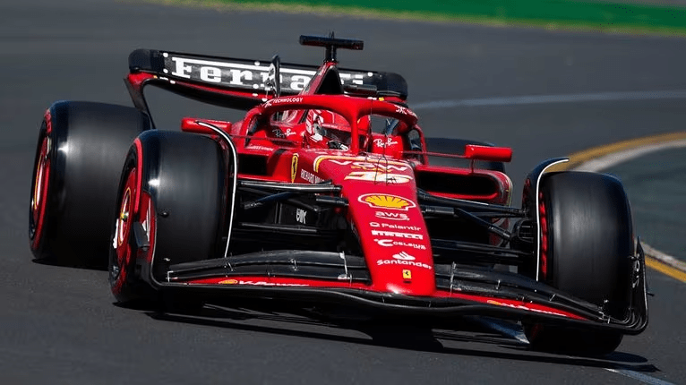René Arnoux ha lodato la Ferrari e l'ha equiparata alla Red Bull. Secondo il francese, se la Scuderia di Maranello non incontrerà troppi ostacoli nei prossimi mesi, sarà una seria contendente per il titolo. Non tanto quello piloti, con Max Verstappen al comando, ma piuttosto quello costruttori. "Hanno quasi più possibilità", ha affermato.