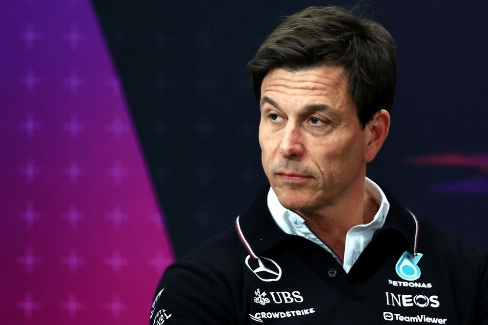 Il team principal della Mercedes, Toto Wolff, si trova ad affrontare una realtà difficile mentre la squadra lotta per padroneggiare le ultime normative della Formula 1. In una recente intervista, Wolff ha ammesso che la W15 della Mercedes non ha prodotto i risultati sperati, con la Red Bull che rimane irraggiungibile al comando del campionato.