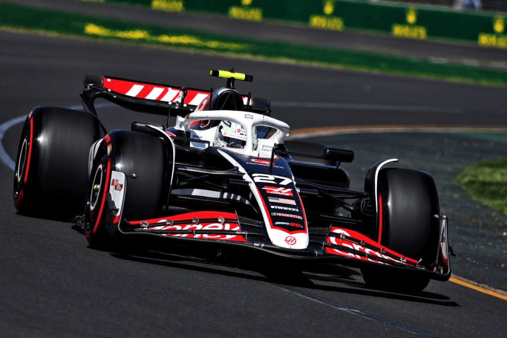 Il mercato piloti è in fermento, anche se al momento non sono stati annunciati cambi di squadra. Tutti aspettano di vedere cosa farà Max Verstappen: il campione del mondo può prendersi tutto il tempo che vuole. Anche Mercedes non ha fretta. Altri team, invece, hanno un ultimatum da rispettare.