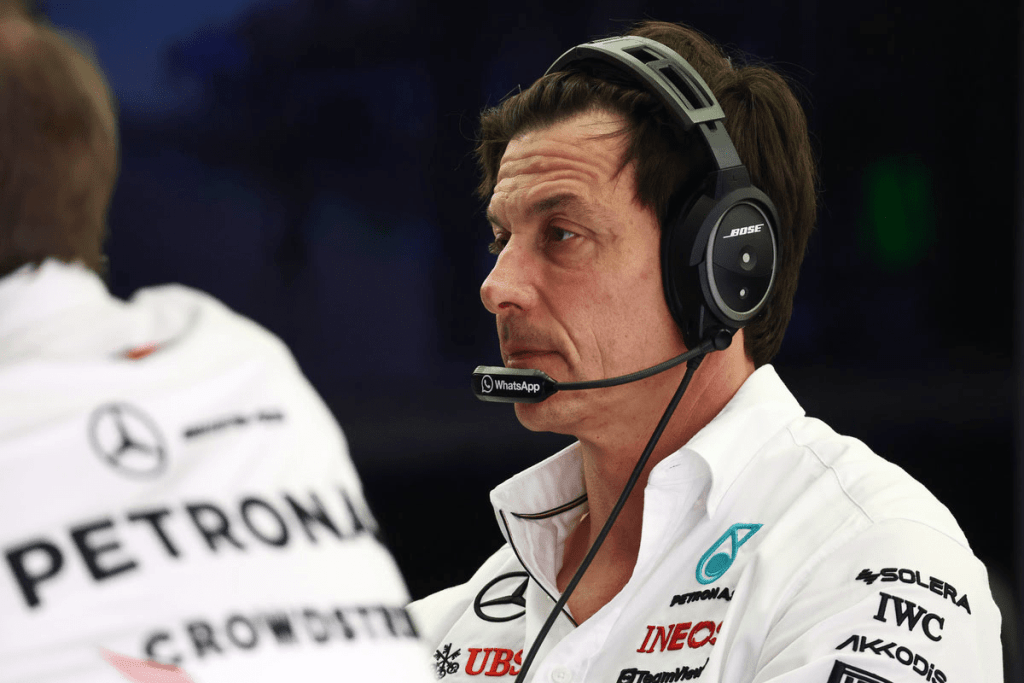 Il team principal della Mercedes, Toto Wolff, ha recentemente discusso delle difficoltà che il team sta affrontando e di come questo stia influenzando la scelta del pilota per la stagione 2025.