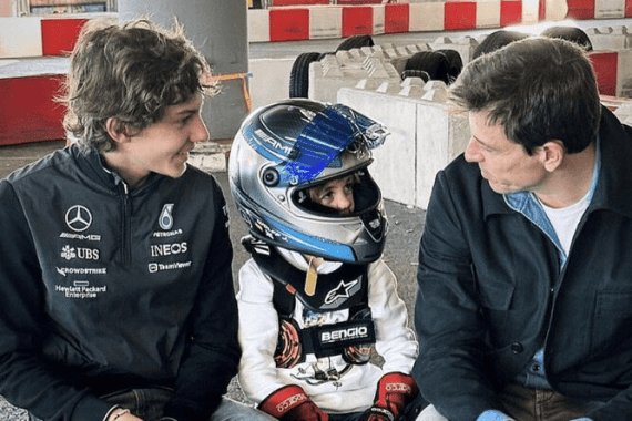 Il team principal della Mercedes, Toto Wolff, ha recentemente discusso delle difficoltà che il team sta affrontando e di come questo stia influenzando la scelta del pilota per la stagione 2025.