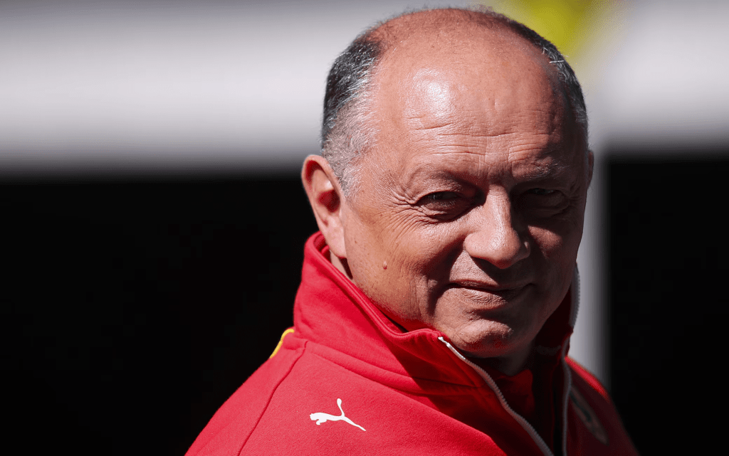 René Arnoux ha lodato la Ferrari e l'ha equiparata alla Red Bull. Secondo il francese, se la Scuderia di Maranello non incontrerà troppi ostacoli nei prossimi mesi, sarà una seria contendente per il titolo. Non tanto quello piloti, con Max Verstappen al comando, ma piuttosto quello costruttori. "Hanno quasi più possibilità", ha affermato.