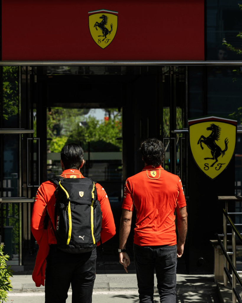 Carlos Sainz si trova al centro dell'attenzione mentre il suo futuro nella categoria è ancora in discussione per il periodo post-2024. Attualmente, il paddock della F1 è immerso in un'intensa fase di mercato piloti, con molti contratti in scadenza e molte decisioni da prendere.