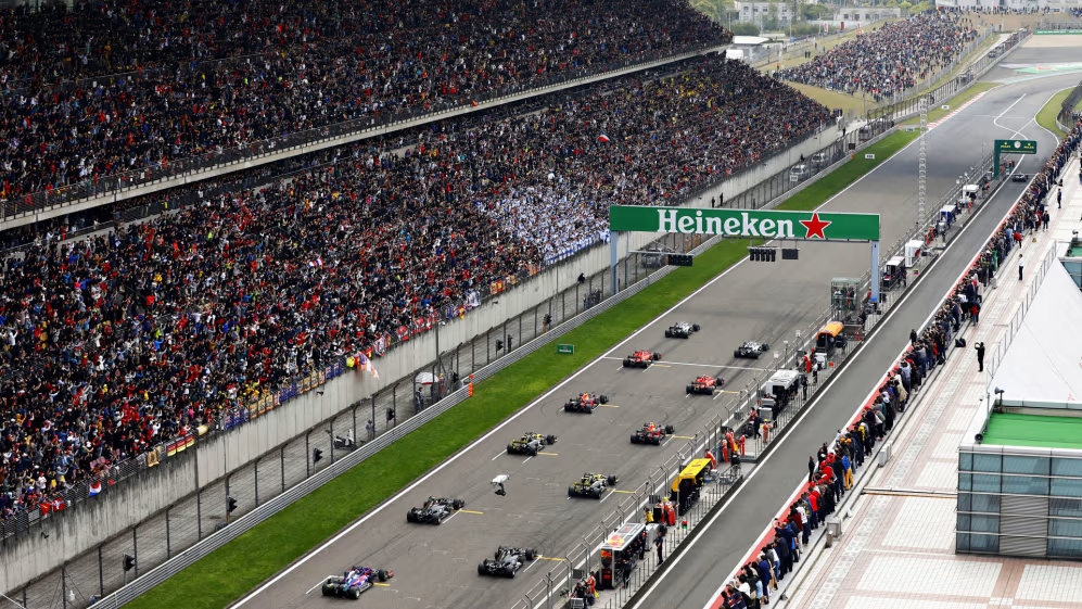 I piloti si troveranno ad affrontare una gara sprint impegnativa nel primo round della stagione 2024 a Shanghai, con la possibile pioggia che potrebbe alterare le condizioni di aderenza già venerdì.