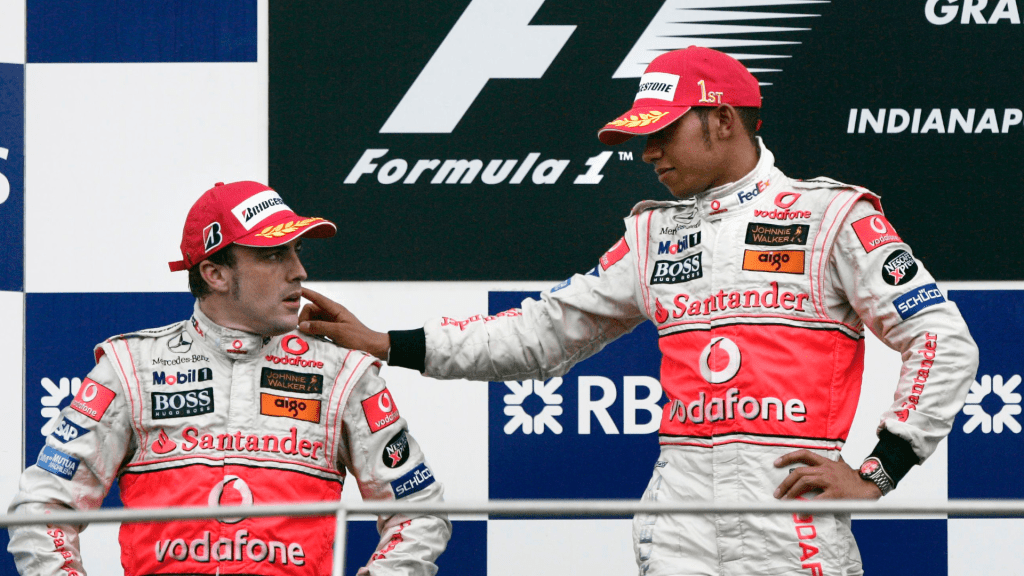 Lewis Hamilton ha condiviso la sua gioia per la conferma della presenza di Fernando Alonso in Formula 1 per altri due anni. Il britannico ha definito lo spagnolo come uno dei migliori piloti di sempre e ha sottolineato che averlo in pista significa che non sarà più il più anziano della griglia di più di 20 anni.