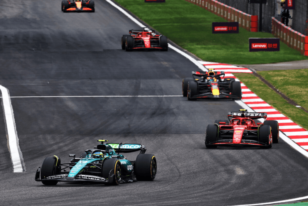 Fernando Alonso ha ricevuto una penalità di 10 secondi durante la gara sprint del Gran Premio di Cina di Formula 1 per aver violato le nuove linee guida di gara che ha definito "cruciali" all'inizio del 2024.