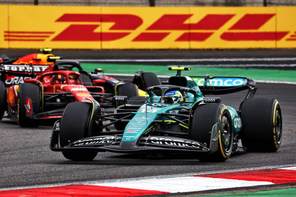 Fernando Alonso ha ricevuto una penalità di 10 secondi durante la gara sprint del Gran Premio di Cina di Formula 1 per aver violato le nuove linee guida di gara che ha definito "cruciali" all'inizio del 2024.
