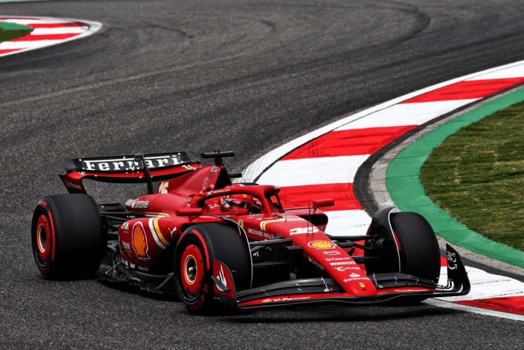 È stato il tallone d’achille di Charles Leclerc e della Ferrari per tutto il weekend. Ma quanto è stato pesante il ritardo accumulato nelle prime due curve per il team di Maranello?
