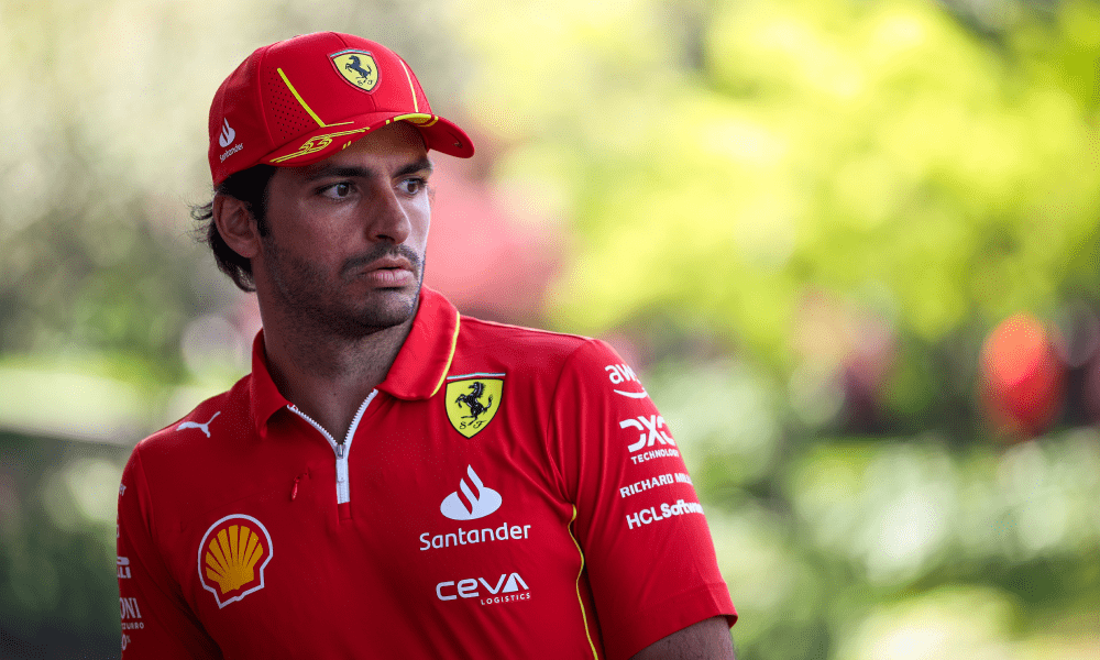 Carlos Sainz non le ha mandate a dire al termine del Gran Premio di Cina. Il pilota spagnolo si è rifiutato di commentare la partenza di Charles Leclerc, che è costata ad entrambi due posizioni al via.