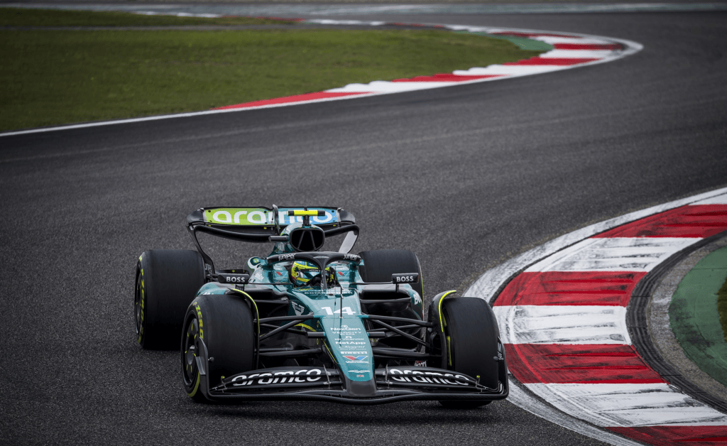 Fernando Alonso è dovuto passare alle gomme morbide a metà del Gran Premio della Cina di Formula 1 sorprendendo tutti gli appassionati. Ma cosa è successo?
