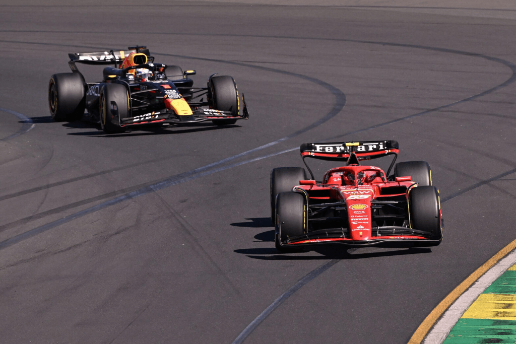 Il team principal della Ferrari, Frédéric Vasseur, trasmette entusiasmo mentre si prepara per il Gran Premio del Giappone dopo la recente doppietta ottenuta in Australia.