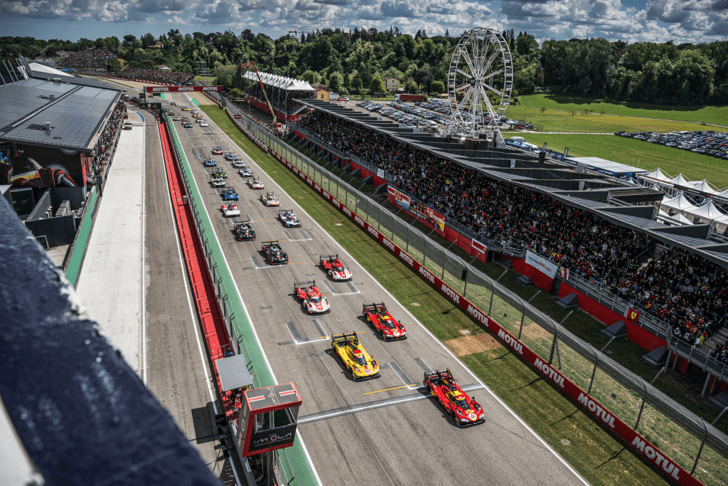 La Toyota ha ottenuto una vittoria importante nel Campionato del Mondo Endurance con una performance dominante a Imola, soprattutto grazie a una decisione strategica impeccabile durante una pioggia improvvisa che ha colto di sorpresa la concorrenza, in particolare la Ferrari.