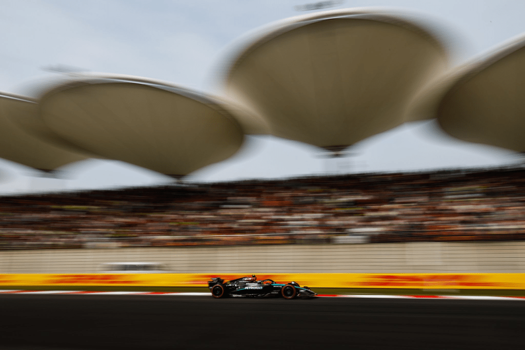 Dopo che Lewis Hamilton è stato eliminato dalla Q1 nelle qualifiche del Gran Premio della Cina per aver cambiato il suo assetto dopo una gara sprint di successo, il direttore tecnico della Mercedes James Allison afferma che la squadra avrebbe dovuto essere più insistente nel seguire lo stesso piano di corsa della squadra compagno George Russell.