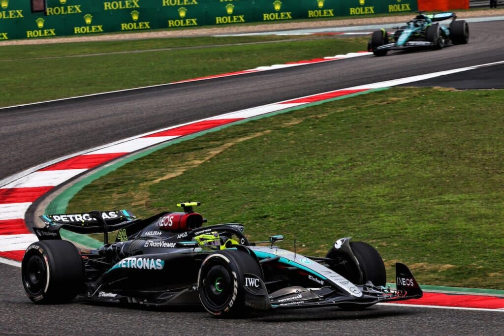 Secondo Gary Anderson, Lewis Hamilton non è “disposto ad accettare la realtà” della situazione della Mercedes, con i suoi esperimenti di setup che probabilmente avranno conseguenze “a lungo termine” per lo sviluppo della vettura W15 da parte del team.
