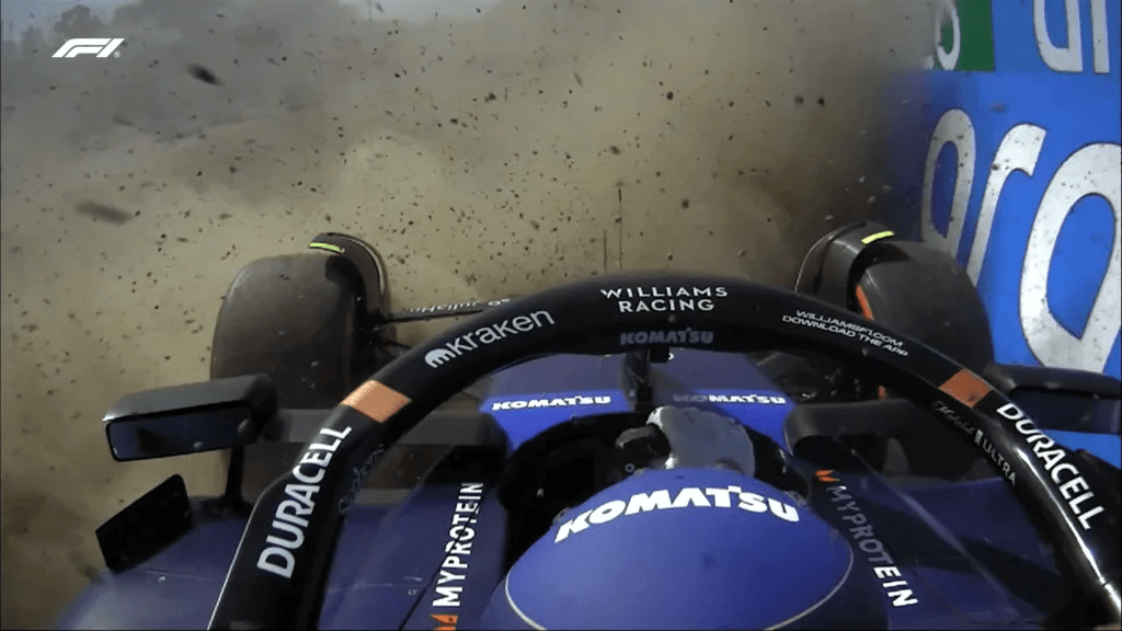 Il telaio Williams schiantato da Alex Albon nel primo giro del GP del Giappone di Formula 1 è stato danneggiato: verrà rimandato in fabbrica per le riparazioni.