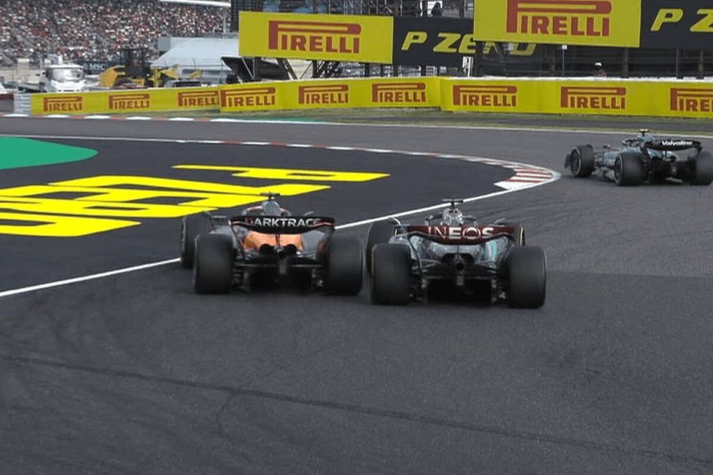 George Russell dice che non si aspettava "niente di meno" da Fernando Alonso per la sua tattica di fine gara del Gran Premio del Giappone mentre dava la caccia a Oscar Piastri.