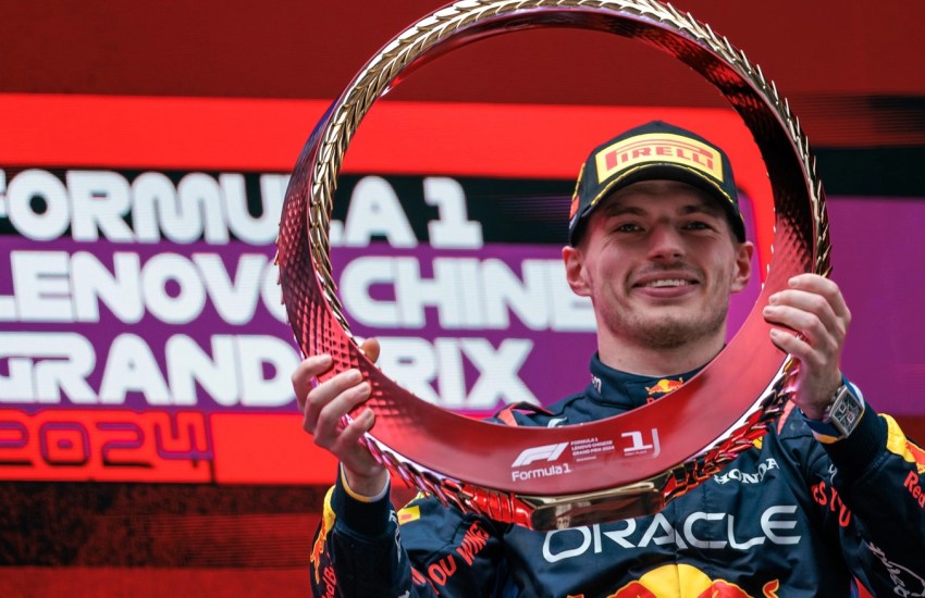 max verstappen festeggia la vittoria in cina